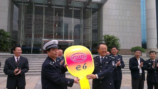 比亚迪向深圳市公安局交付500台e6纯电动车