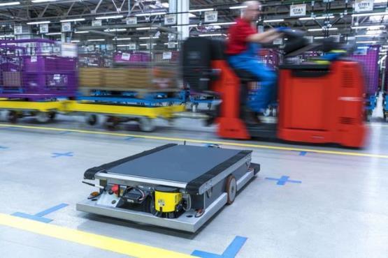 宝马工厂研发智慧物流机器人 承载高达500公斤