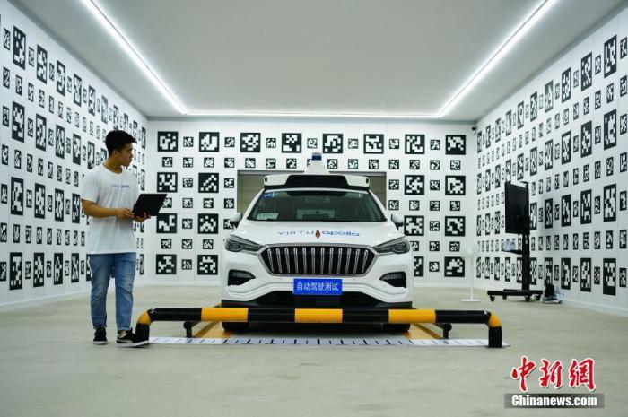 7月10日，在河北省沧州市云图科技自动驾驶标定与维护中心，工作人员对L4级自动驾驶车辆进行调试。 中新社记者 翟羽佳 摄