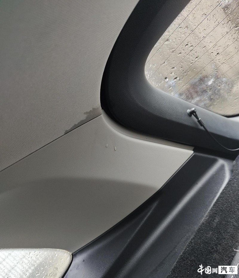 天窗漏水至车厢成“水箱”预防天窗漏水车主可以怎么做？